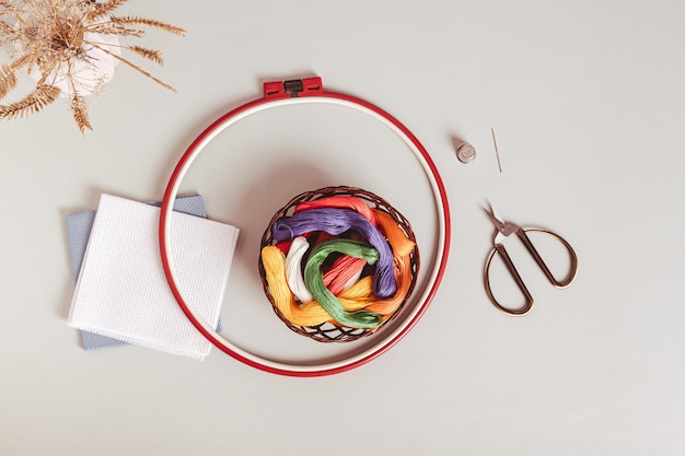 Clienta ținând o broderie finisată